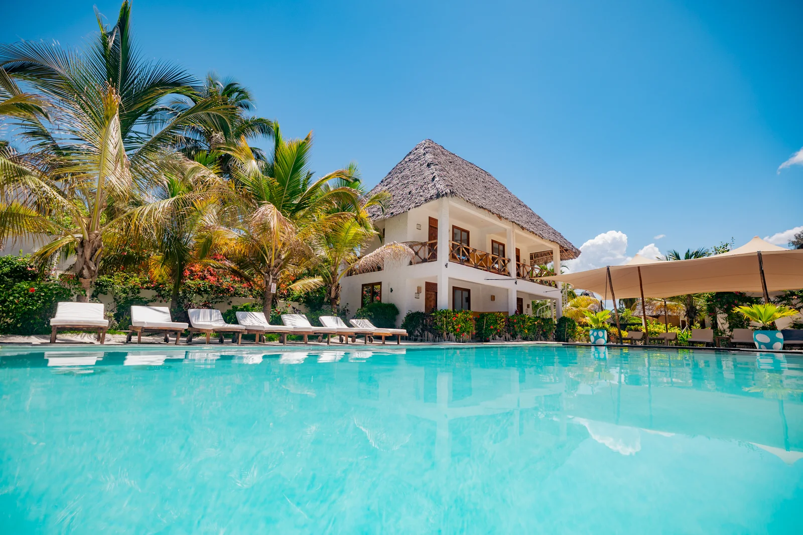 The swimming pool and rooms at Mayai Ocean Resort